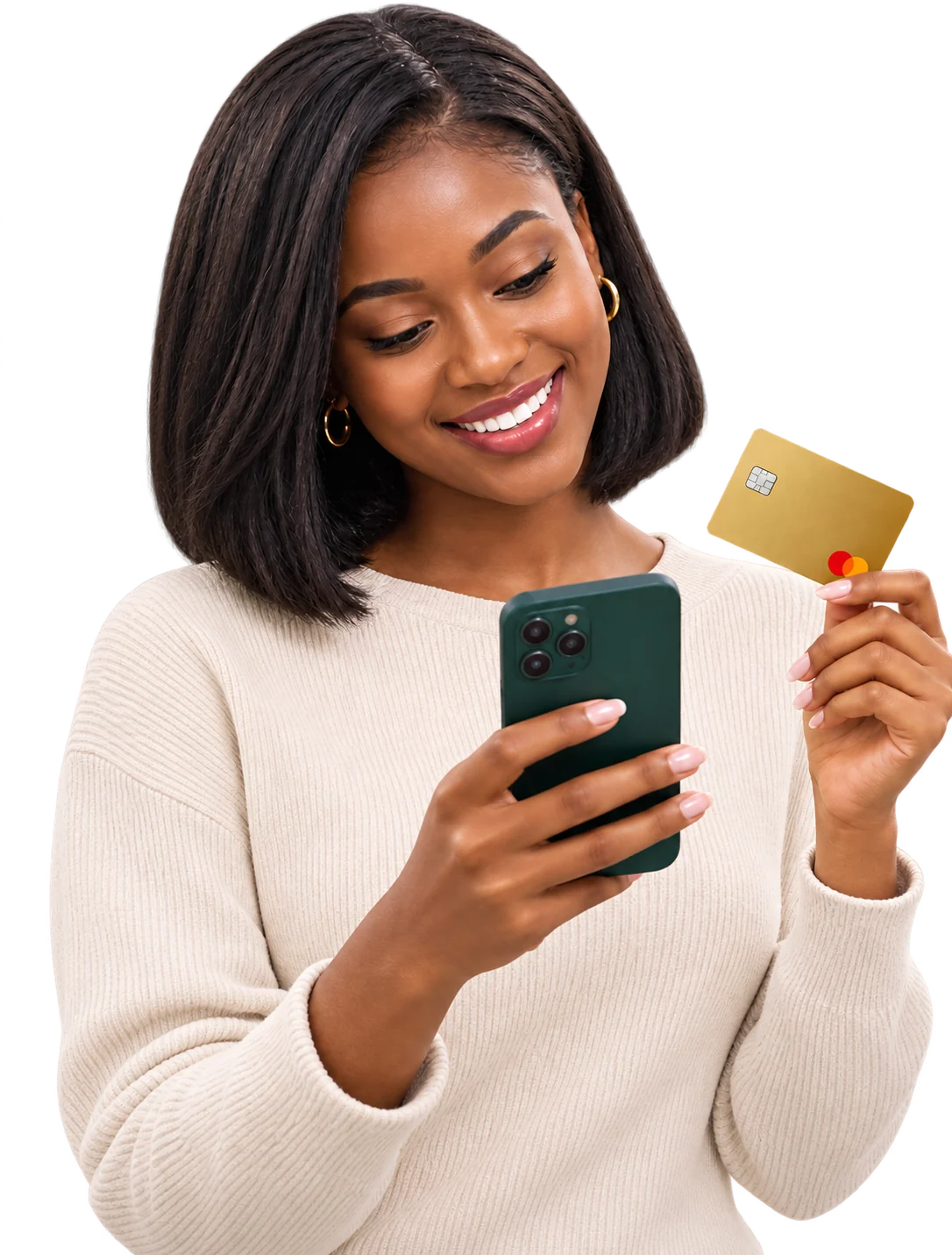 Une jeune femme souriante consulte son téléphone, sa carte à la main